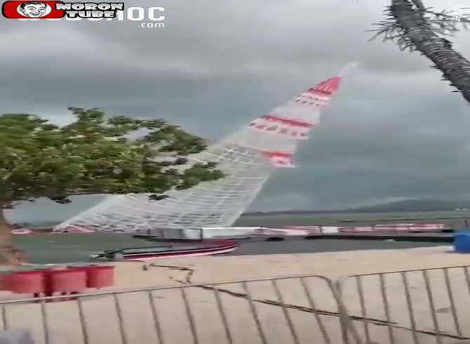 Video: One person is killed and two injured as a giant Christmas tree collapses in Rio de Janeiro